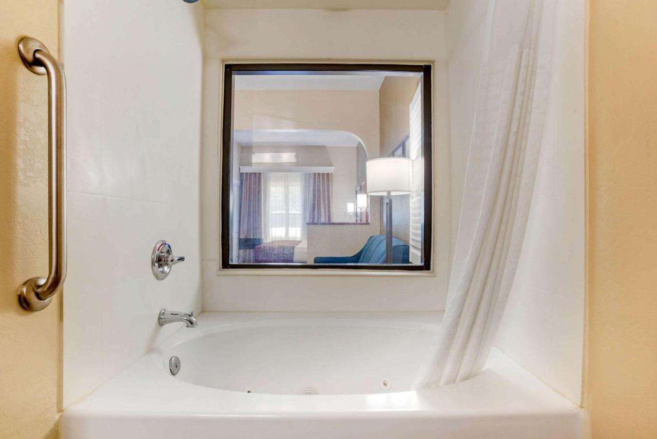 Comfort Suites Tallahassee Capitol - University Area Экстерьер фото